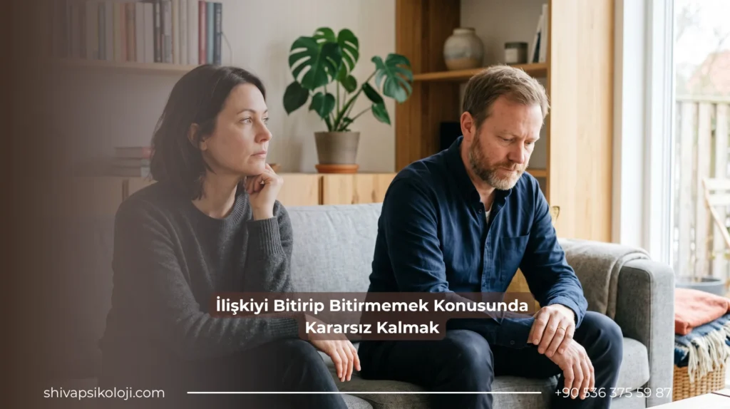 Partneriyle aynı koltukta otururken düşünceli görünen yetişkin